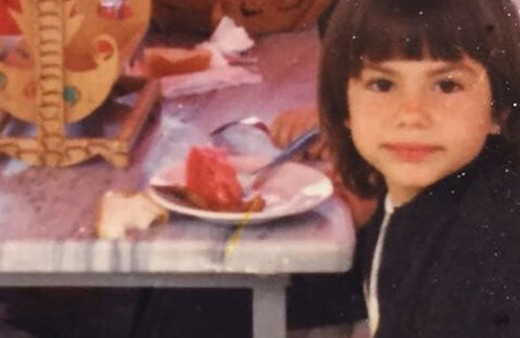 Fotoğraftaki bu çok ünlü ismi tanıdınız mı? Çok şaşıracaksınız!