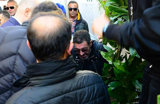 Zor tuttular! Hakan Altun'un babasının cenazesinde büyük ayıp