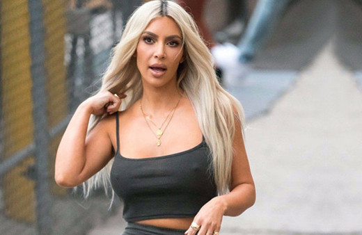 Yine yaptı yapacağını! Sokağa iç çamaşırsız çıktı 