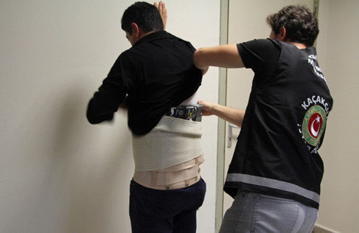 Vücuduna sarılı korseden çıkanlar şaşkına çevirdi