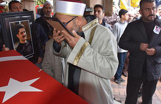 Şehit polisin cenaze namazını imam babası kıldırdı