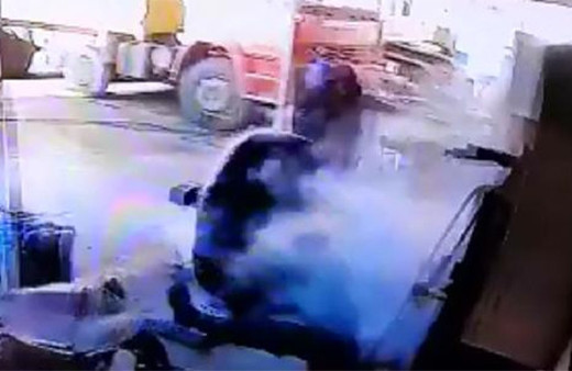 Tamir ettiği lastik bomba gibi patlayınca...