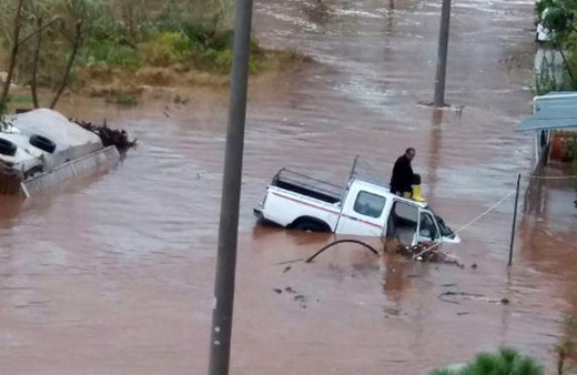 Mersin'de araçlar sele kapıldı!