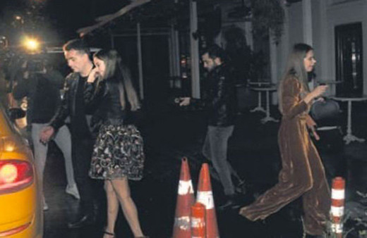 Ahlaksız teklif! Gizemli sevgilisiyle yakalandı panik oldu