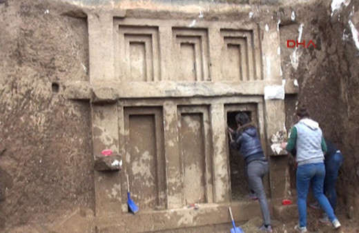 Arazi kazısında 2400 yıllık kaya mezarı ortaya çıkarıldı