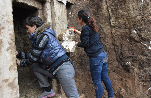Antalya'da yerin 4 metre altından çıktı arazi sahibi şaşkın