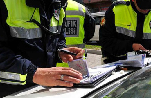 Ceza yazan polisin aracını ateşe verdi