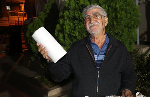 Dolandırıcıları kağıt peçete ile kandırdı