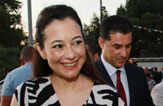 KKTC karıştı! Başbakan korumalara eşini sokağa attırdı!