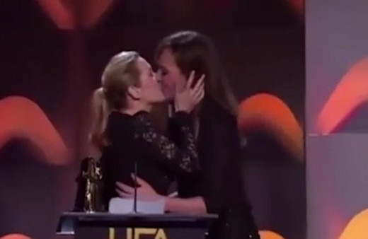 Hollywood'un iki kadın oyuncusu dudak dudağa öpüştü!