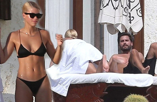 Seks bağımlısı sevgilisinin yanında çıplak güneşlendi