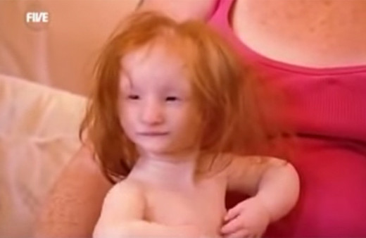 Onu gören hayret ediyor ama aslında oyuncak bir bebek değil