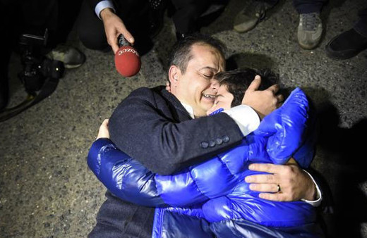 Sözcü gazetesi muhabiri tahliye edildi! Oğlu kapıda böyle karşıladı