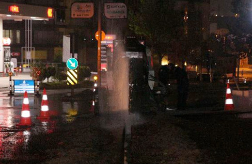 Sancaktepe'de caddede petrol fışkırdı