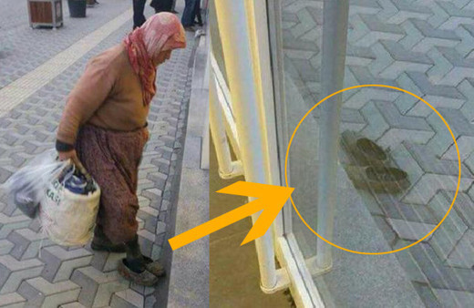 Bankaya çamurlu ayakkabılarını çıkarıp giren kadının görüntüleri