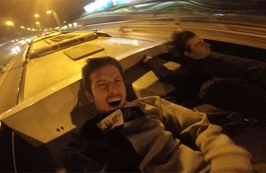 Metrobüs üzerinde akılalmaz gösteri!