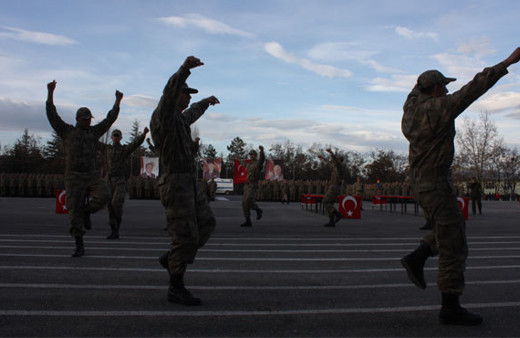 Acemi erler ailelerini harmandalıyla karşıladı