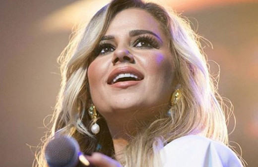 Merve Özbey bir ayrıldı pir ayrıldı bacak dekoltesini açtı da açtı