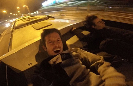 Metrobüsün üstünde seyahat eden iki genç gözaltına alındı!