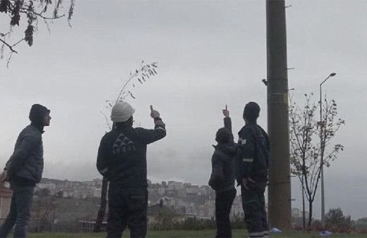 İntihar etmek için çıktığı direkte elektriğe kapılıp...