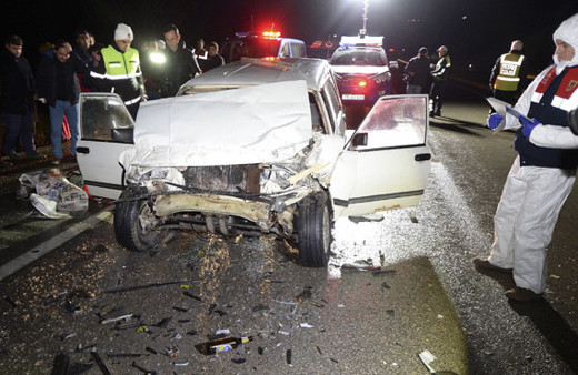 Alkollü otomobiln sürücüsü TIR'a çarptı: 2 ölü, 1 yaralı