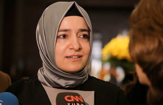 Bakan Kaya'dan uçakta fenalaşan kadına müdahale