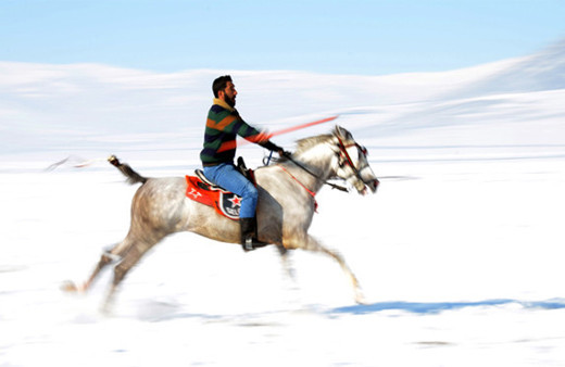 Kar üstünde cirit nefes kesti
