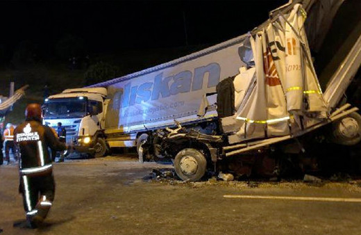 Kurtköy TEM Otoyolu'nda feci kaza; 1 ölü 2 yaralı