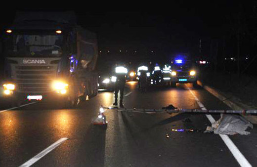 Akıl almaz olay! Yolda giden cipin içinden TIR'ın altına...