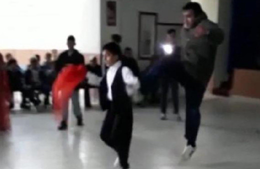 Sinsice arkadan yaklaştı düğünde oynayan çocuğa tekme attı