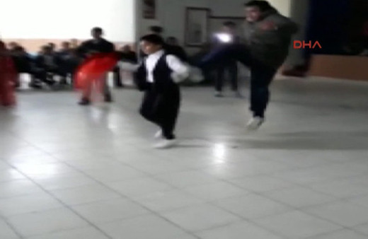 Sinsice arkadan yaklaştı düğünde oynayan çocuğa tekme attı