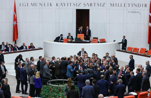 Bütçe görüşmelerinde yine kavga çıktı