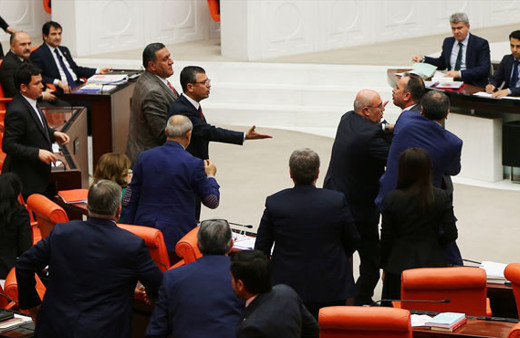 Meclis'te milletvekilleri arasında yine arbede yaşandı