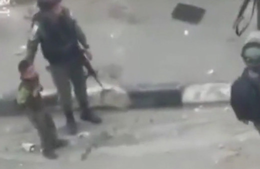 İsrail askeri hedefine çocukları aldı