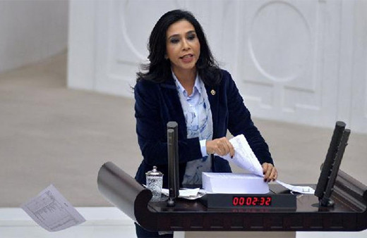 CHP'li Gülay Yedekçi 2018 bütçesini Meclis kürsüsünde yırttı!