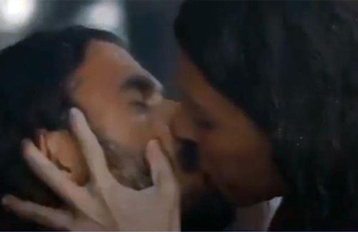 Öpüşme sahnesi kızdırdı sevgilisini terk etti