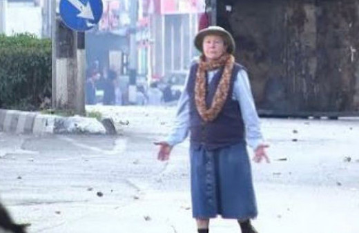 İsrail polisi ile Filistinlilerin arasına girdi! Cesur babanne!