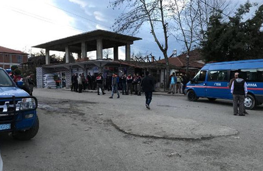 Sakarya'da kahvehane taradılar: Yaralılar var!