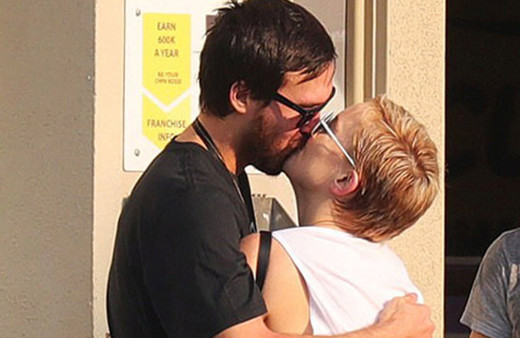 Kimselere aldırmadılar sokak ortasında öpüştüler