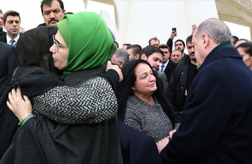 Acılı anne Emine Erdoğan'a sarılıp hüngür hüngür ağladı