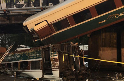 ABD'de yolcu treni raydan çıktı