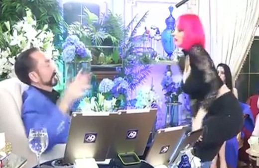 Pembe saçlı kedicik dansıyla dikkat çekti