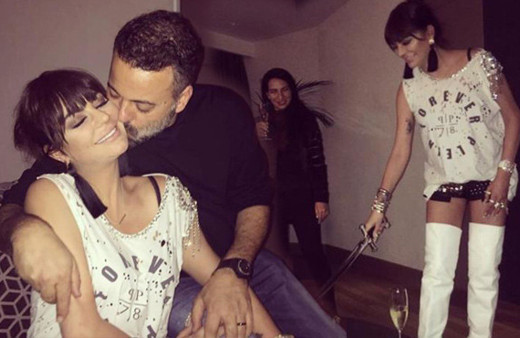 Sosyetik güzel pastasını kılıçla kesti