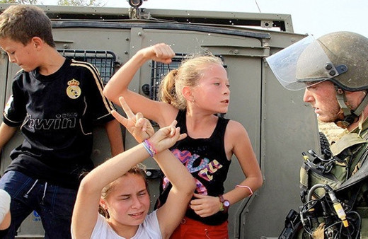 İsrail askerine kafa tutan Filistinli cesur kız gözaltında