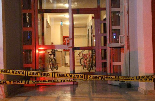 Eski eşini ve kızını öldürdü oğlunu yaraladı