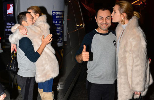 Serdar Ortaç ve Chole Lougnan sokak ortasında aşka geldi