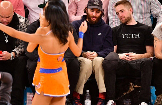 Maçı değil süper minili kızları izledi! Gözleriyle yedi bitirdi