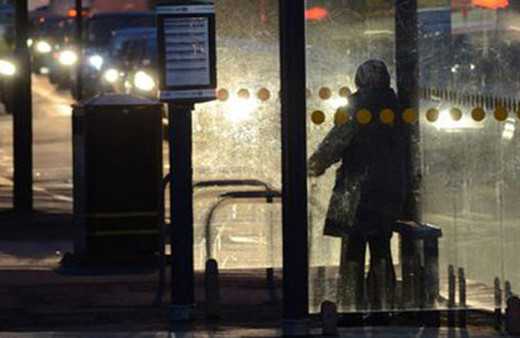 Yok artık! Otobüs durağında herkesin gözü önünde...