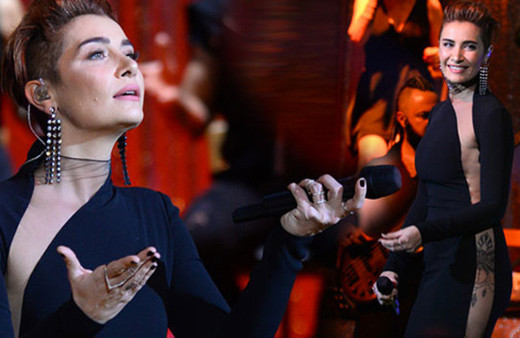 Sıla'dan cesur dekolte! Gözleri şaşı etti