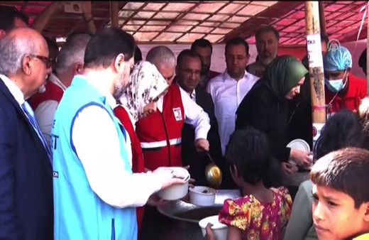 Başbakan Yıldırım, Arakanlı Müslüman mültecilere yemek dağıttı 